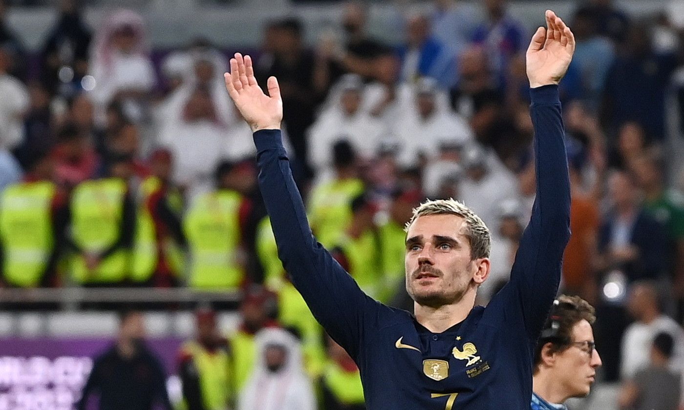 Antoine Griezmann, final-zortzirenetan Polonia kanporatu izana ospatzen. GEORGI LICOVSKI / EFE.