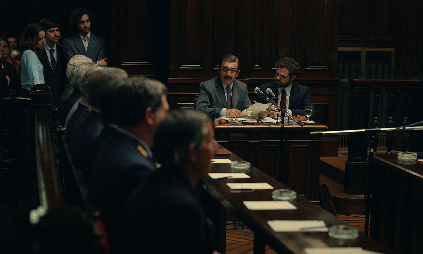 Ricardo Darin eta Peter Lanzani aktoreak, epaiketako eszena batean. BERRIA. Ricardo Darin eta Peter Lanzani aktoreak, epaiketako eszena batean. BERRIA.