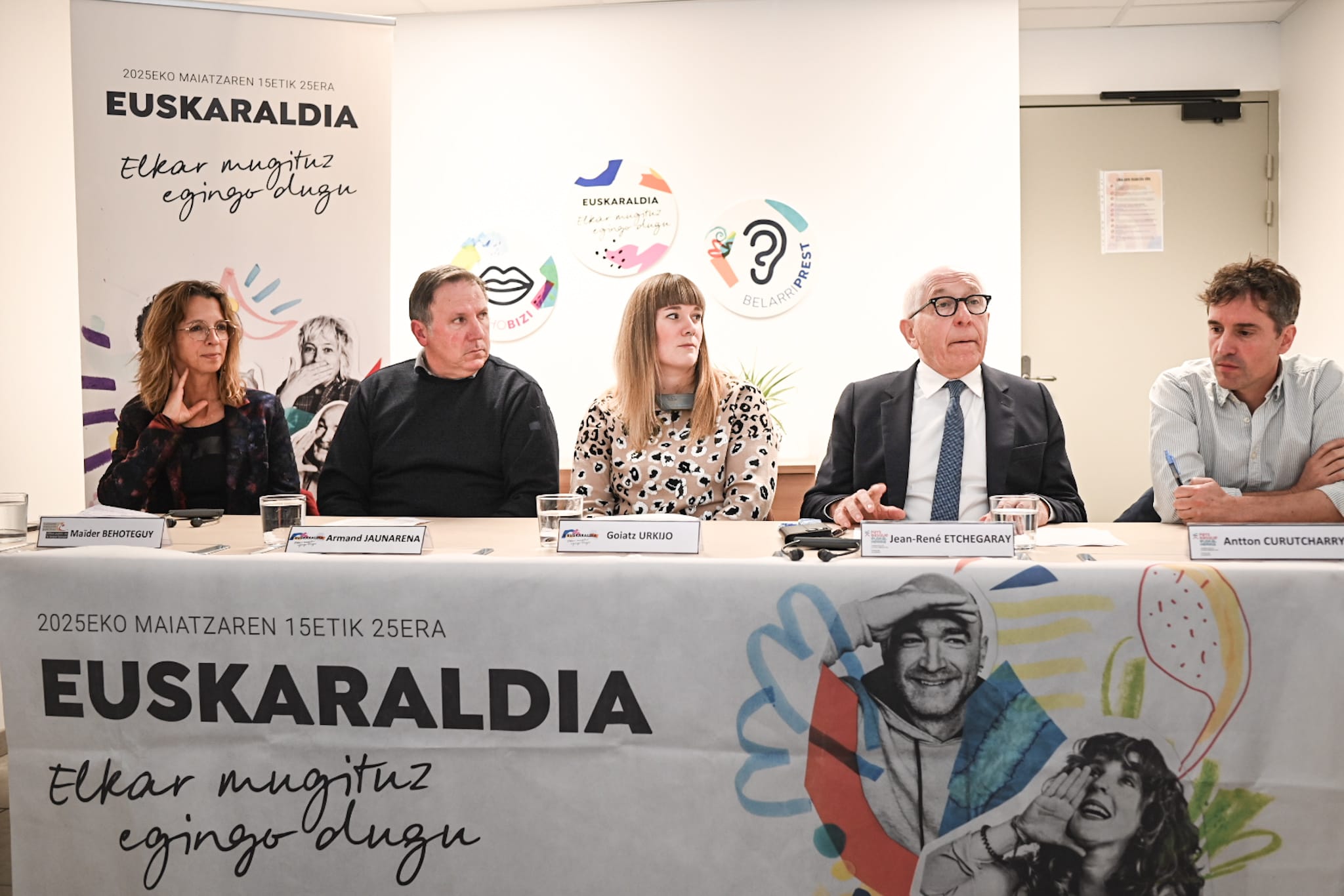 Euskaraldiaren antolatzaileak eta erakundeetako ordezkariak, Baionan. PATXI BELTZAIZ
