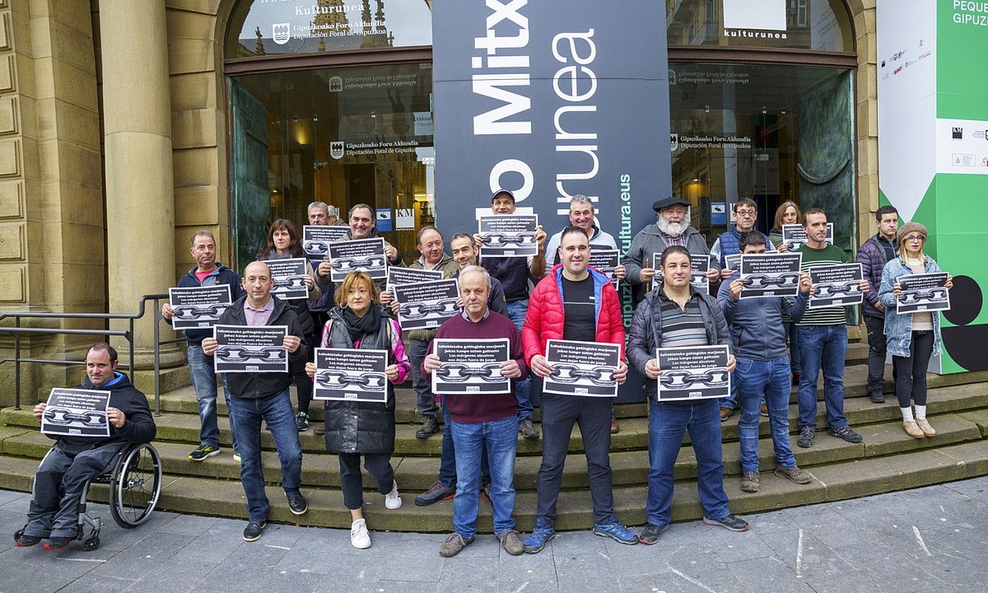 Enbako nekazarien agerraldia, atzo goizean, Donostiako Koldo Mitxelena Kulturunean. GORKA RUBIO / FOKU.