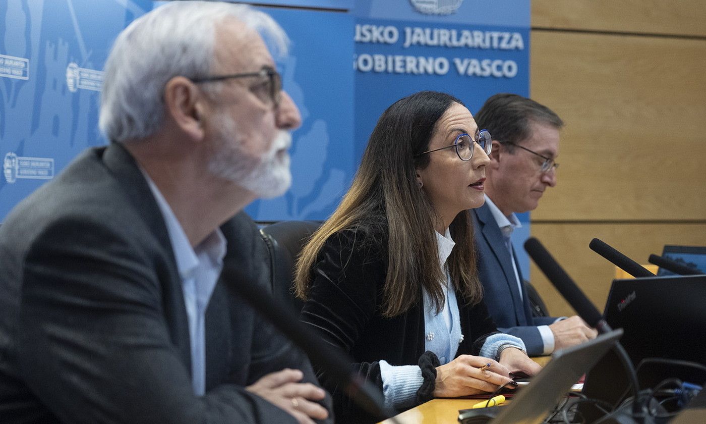 Ezkerretik eskuinera, Eduardo Urbieta, Begoña Pedrosa eta Eugenio Jimenez, atzoko agerraldian. MONIKA DEL VALLE / FOKU.