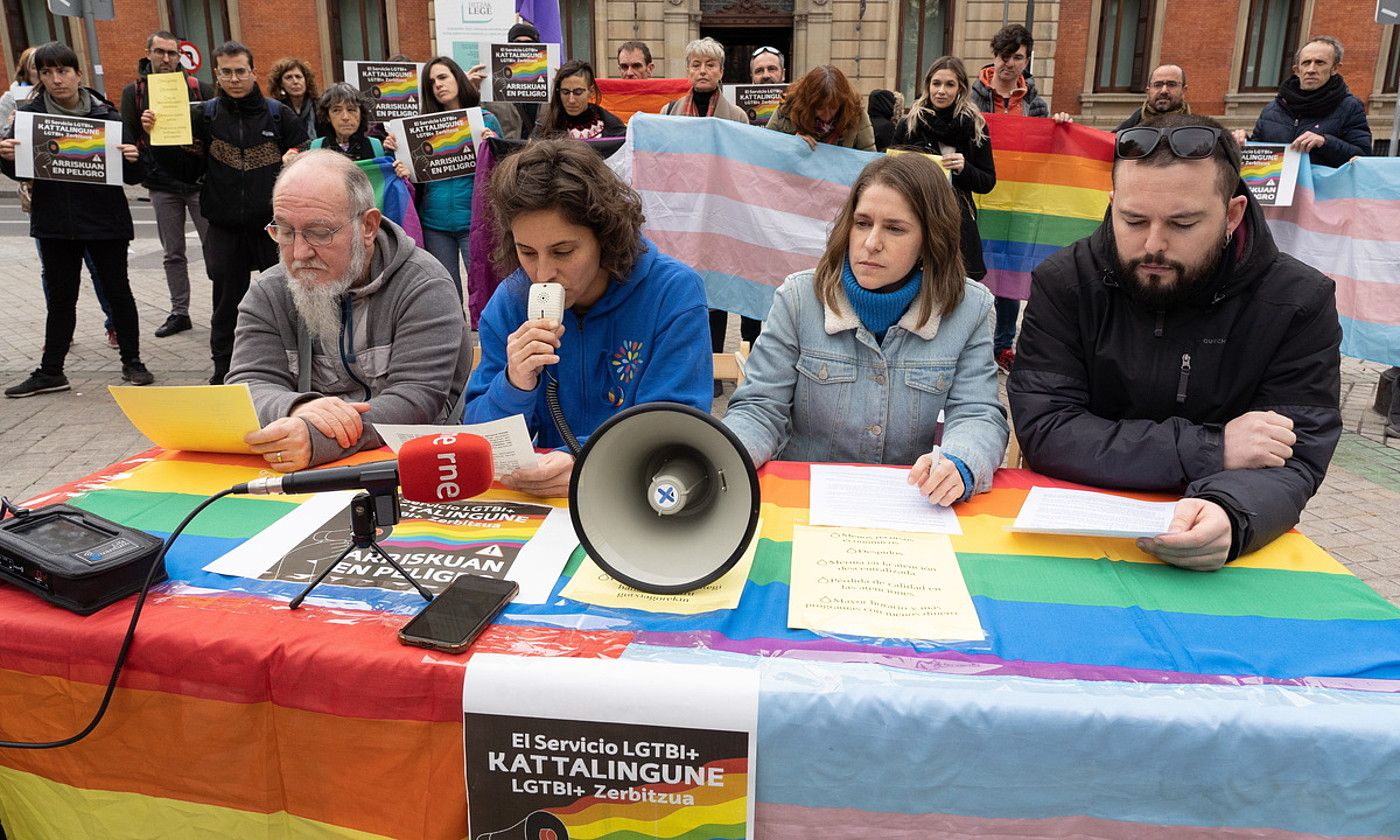 Zenbait LGTBI kolektibo Kattalinguneren egoera salatzen, atzo, Iruñean. JAGOBA MANTEROLA / FOKU.