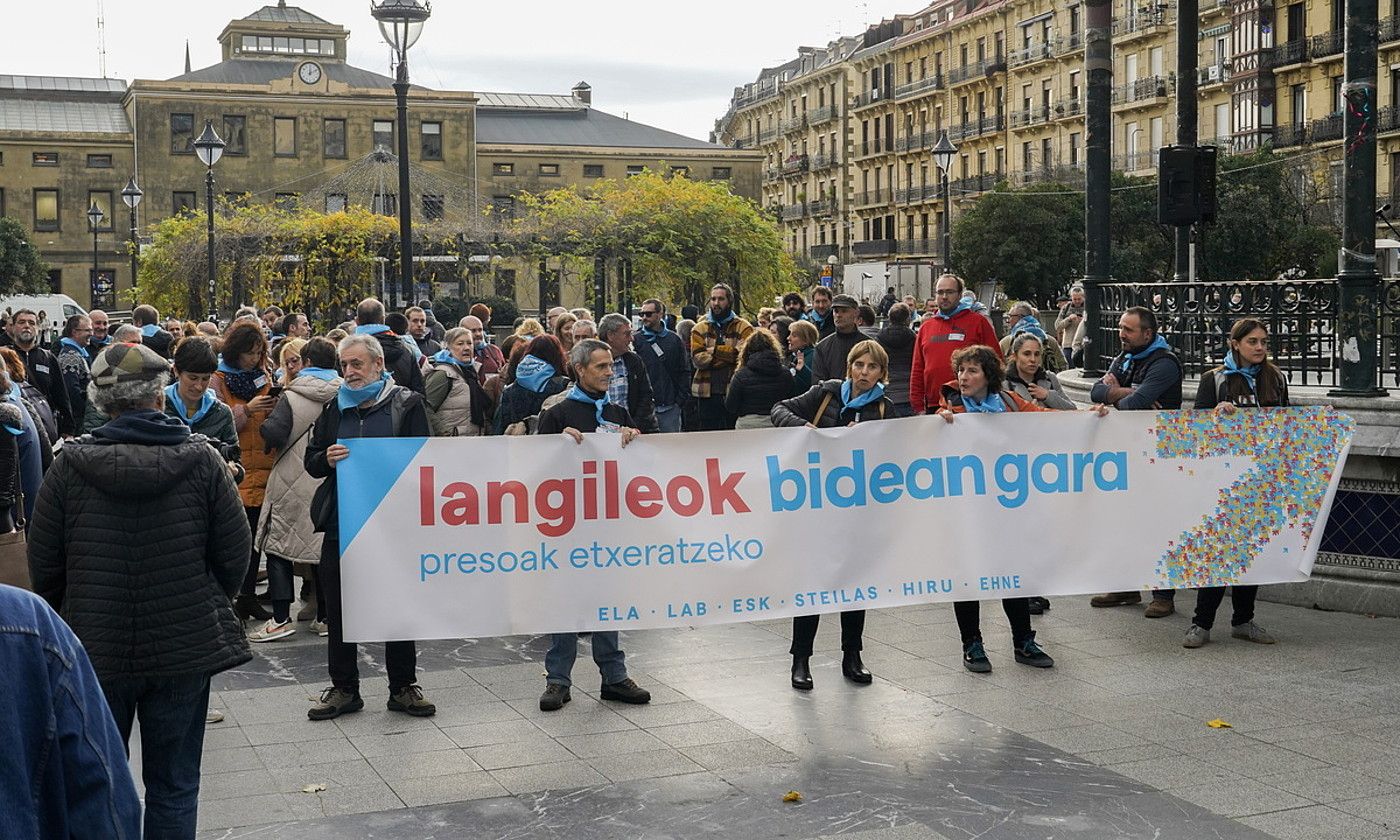 Sindikatuetako kideak, Donostian egindako manifestazioan, atzo. GORKA RUBIO / FOKU. Sindikatuetako kideak, Donostian egindako manifestazioan, atzo. GORKA RUBIO / FOKU.