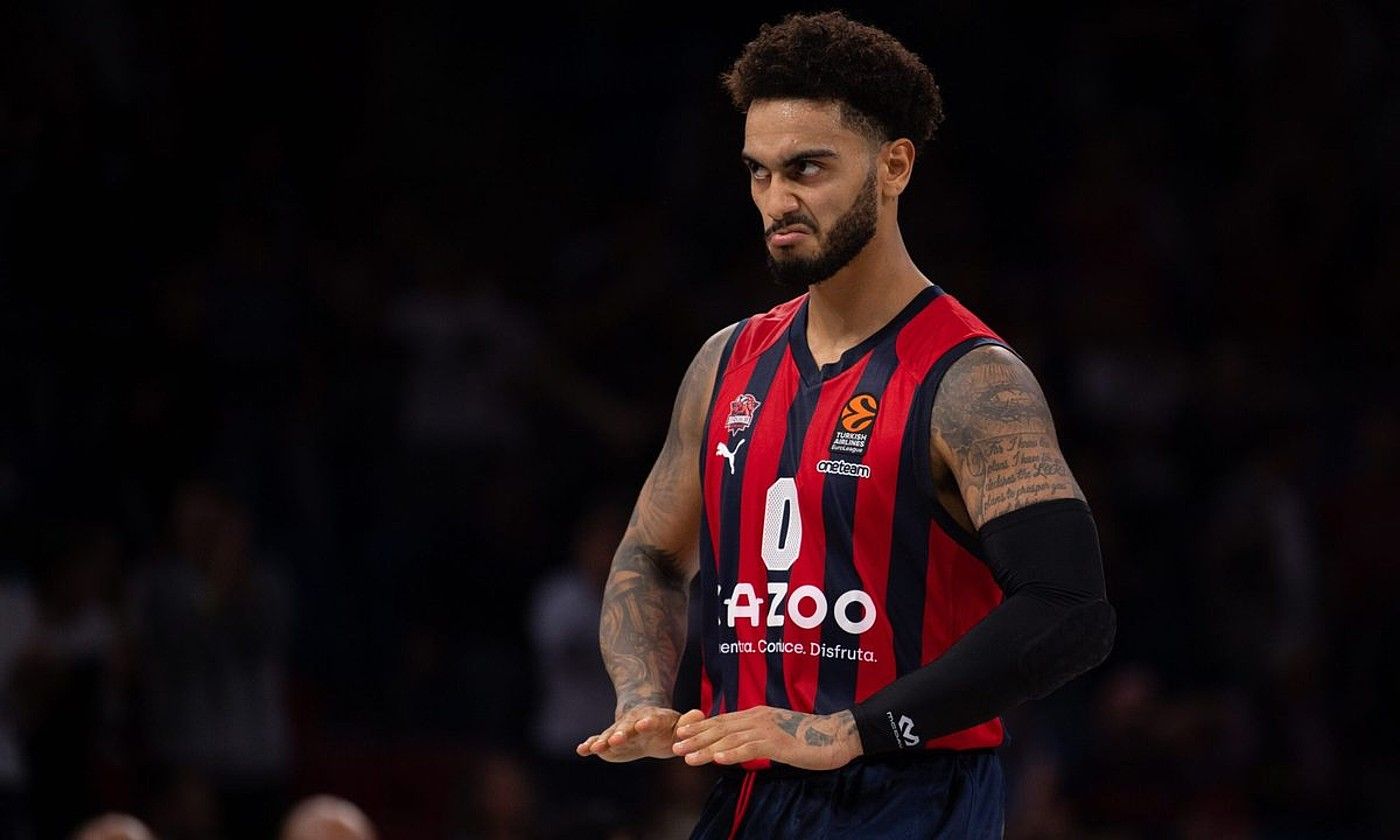 Markus Howard Baskoniako jokalaria, sasoi honetako neurketetako batean, saskiratze bat ospatzen. AITOR BOUZO / BASKONIA.