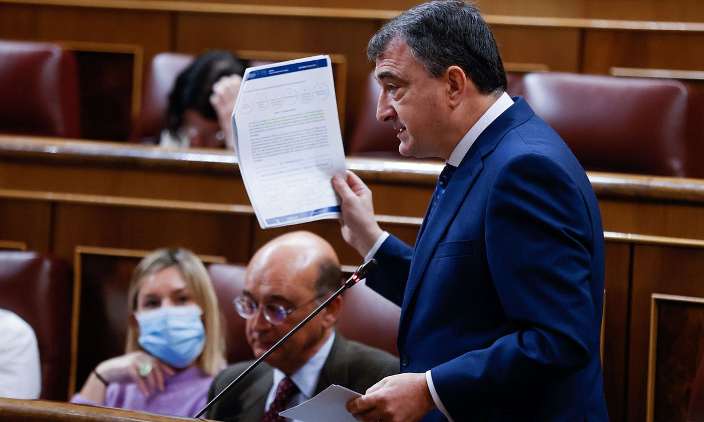 Aitor Esteban EAJren diputatua, atzo, kongresuan. JUAN CARLOS HIDALGO / EFE. Aitor Esteban EAJren diputatua, atzo, kongresuan. JUAN CARLOS HIDALGO / EFE.