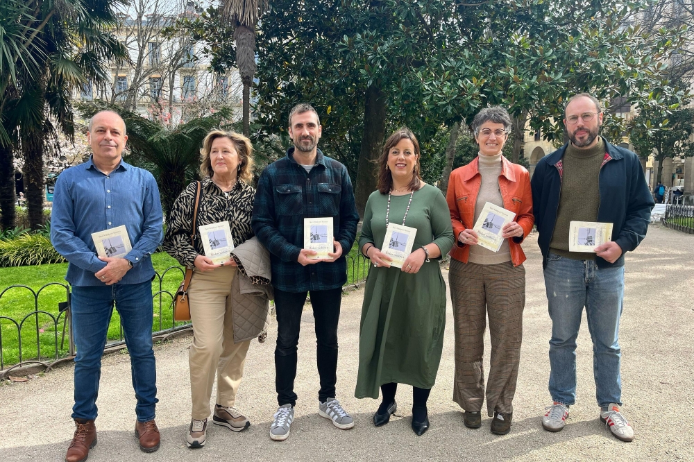 Iker Aranberri —ezkerretik hasita hirugarrena— Xabier Lete poesia sariketako ordezkariekin batera. GIPUZKOAKO FORU ALDUNDIA Iker Aranberri —ezkerretik hasita hirugarrena— Xabier Lete poesia sariketako ordezkariekin batera. GIPUZKOAKO FORU ALDUNDIA