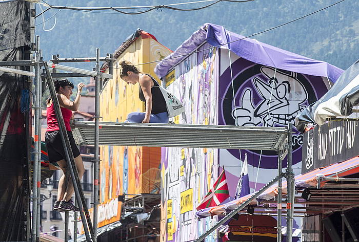 Aste Nagusia gaur hasten delarik, atzo aritu ziren konpartsak txosnak muntatzen amaitzeko lanetan. MARISOL RAMIREZ / FOKU