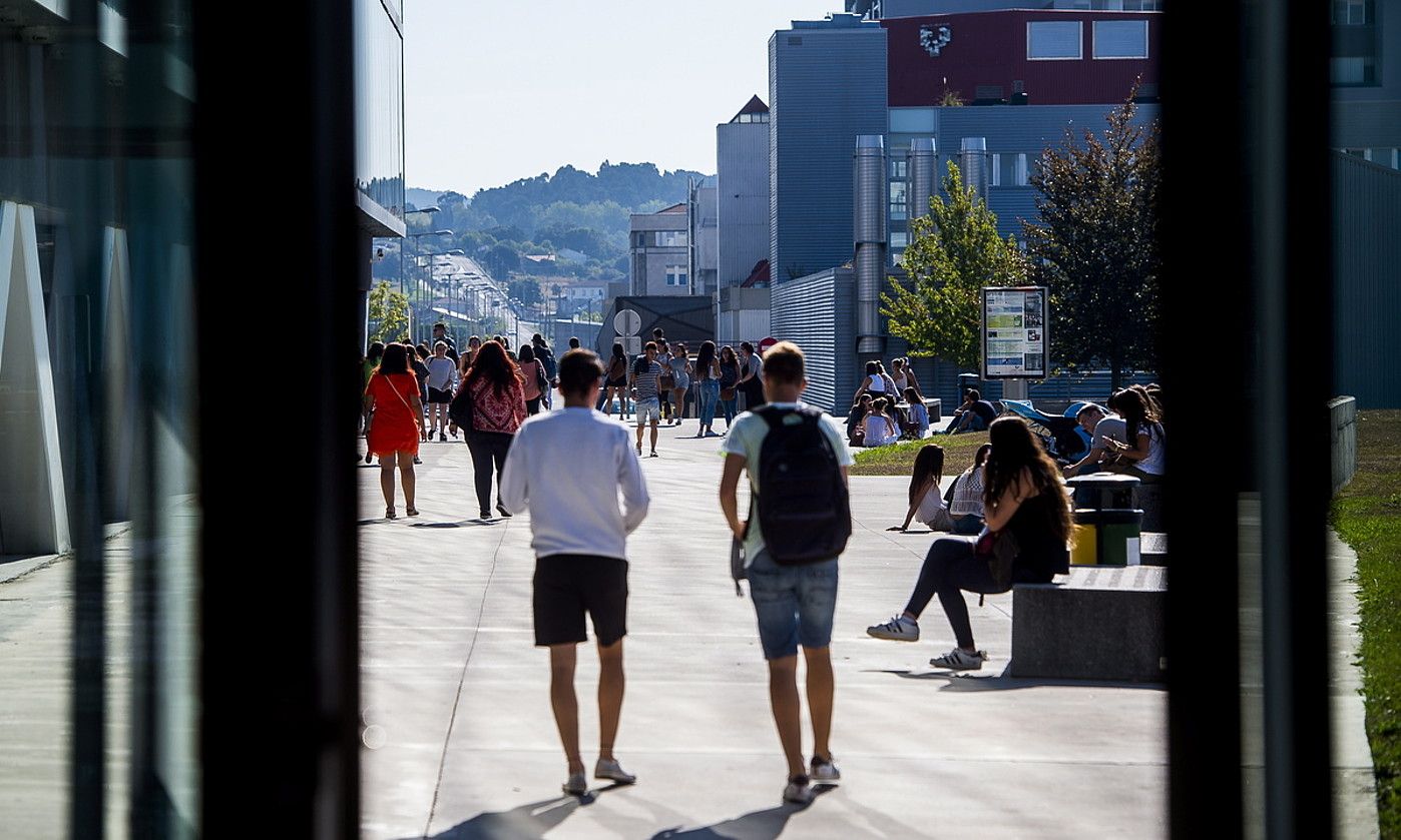 Ikasleak. EHU Euskal Herriko Unibertsitateko Leioako campusa (Bizkaia), artxiboko irudi batean. LUIS JAUREGIALTZO / FOKU.