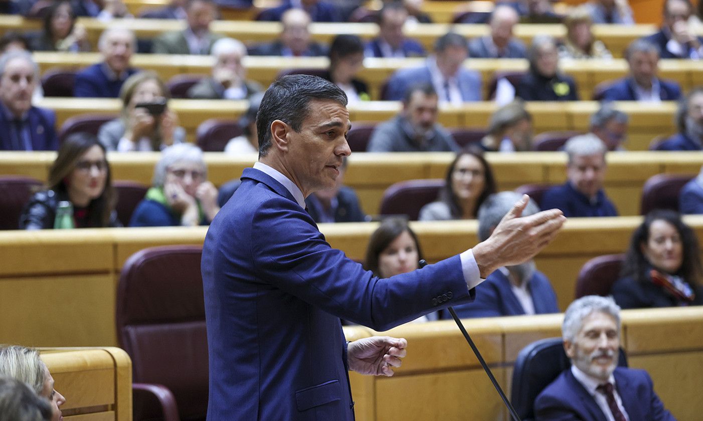 Espainiako presidente Pedro Sanchez, atzo, Senatuko saioan. KIKO HUESCA / EFE.