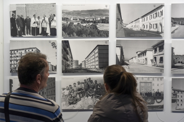 Herritar batzuk Iruñeko Txantreaauzoko liburtegian jarri duten auzoaren 75. urteurrenari buruzko erakusketa ikusten. IÑIGO URIZ / FOKU