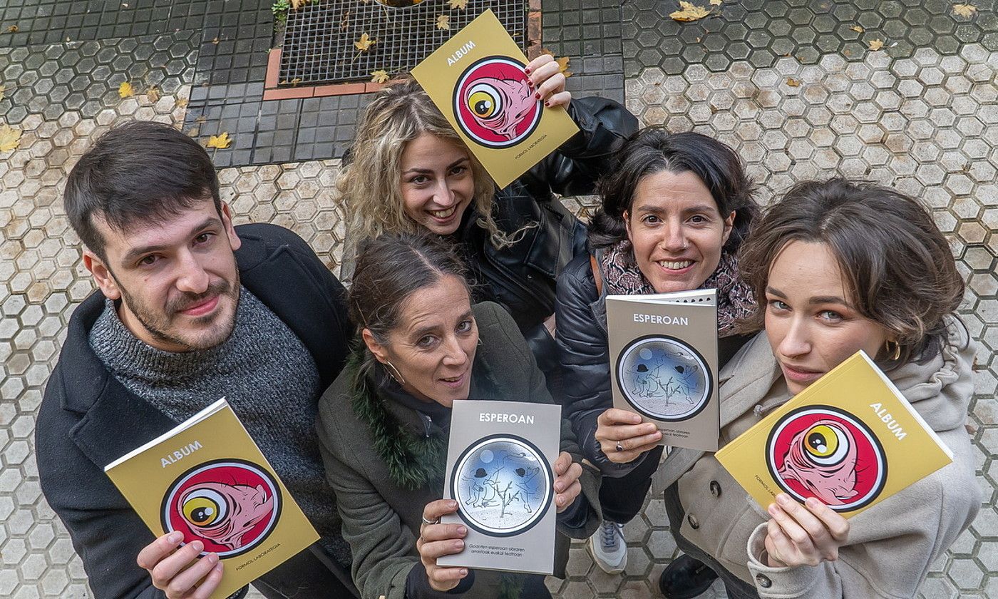 Mikel Ibarguren, Intza Alkain, Ainhoa Alberdi, Iraia Elias eta Edurne Azkarate, Ganbila bildumako bi liburu berriak eskuetan, Donostian. ANDONI CANELLADA / FOKU.