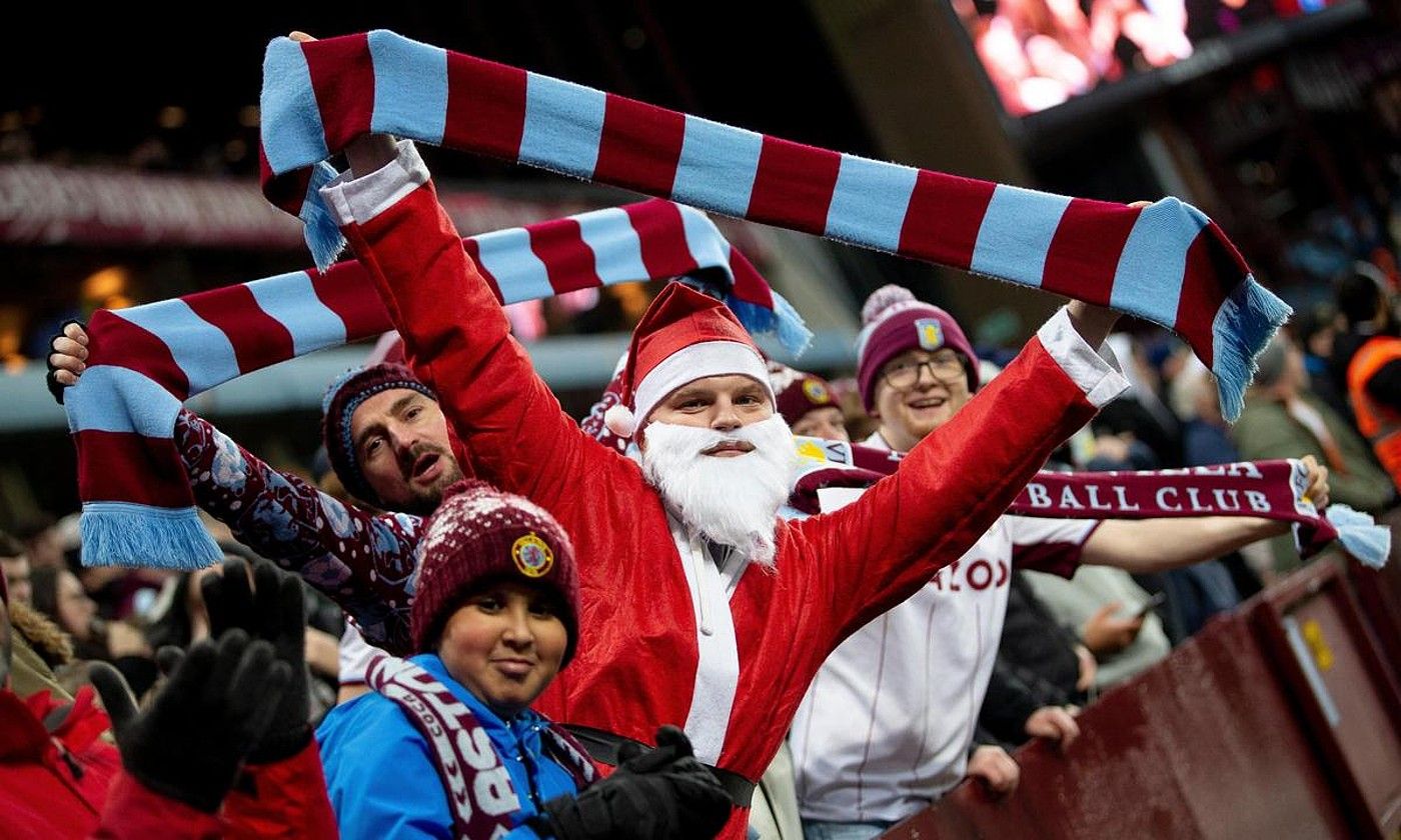 Haur batzuk Villa Parken, Aston Villa taldearen bufanda eskuetan dutela, Birminghamgo taldeak azken aldiz Boxing Day egunean jokatutako partidan. PREMIER LEAGUE.