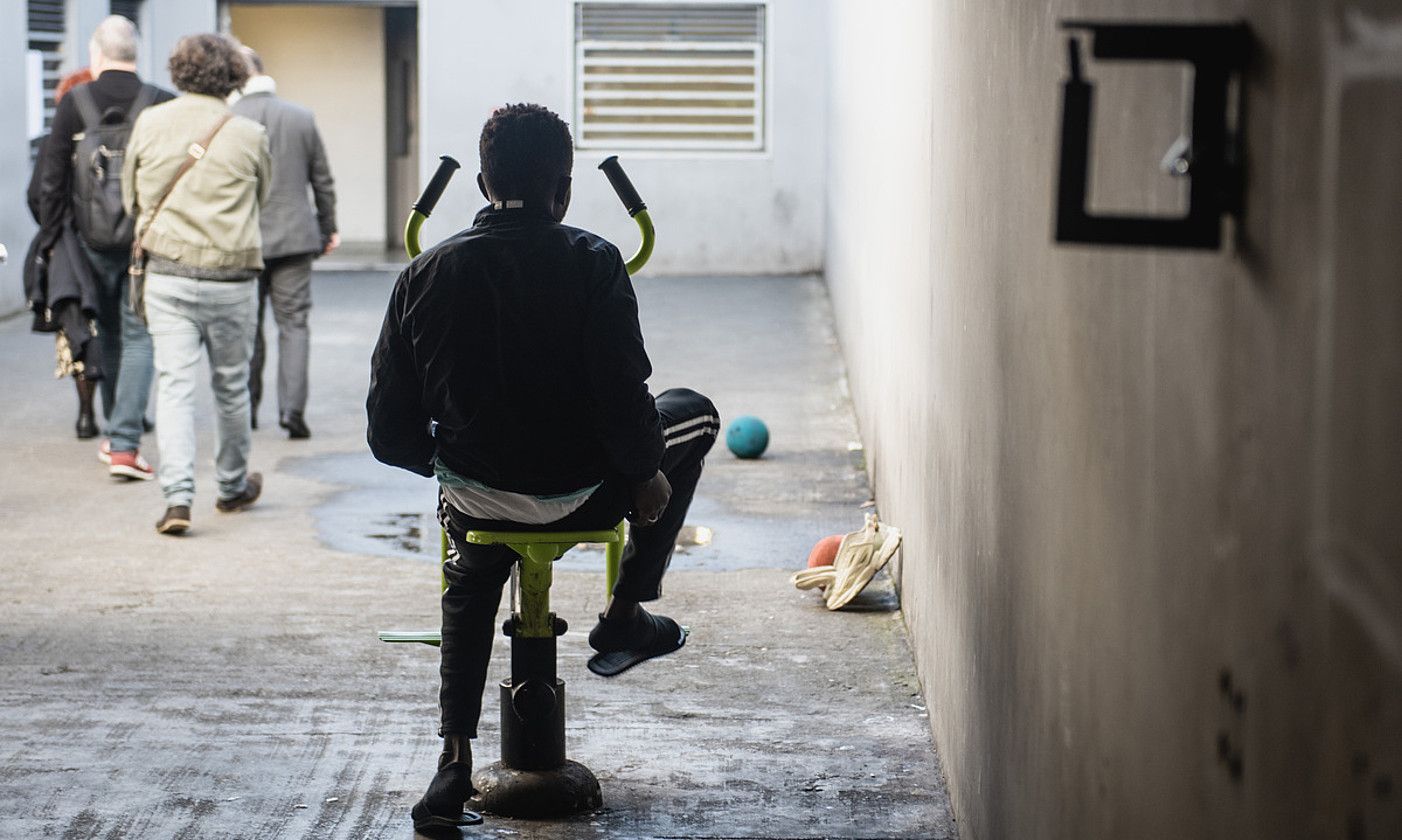 Migratzaile bat, Hendaiako atxikitze zentroan. GUILLAUME FAUVEAU. Migratzaile bat, Hendaiako atxikitze zentroan. GUILLAUME FAUVEAU.