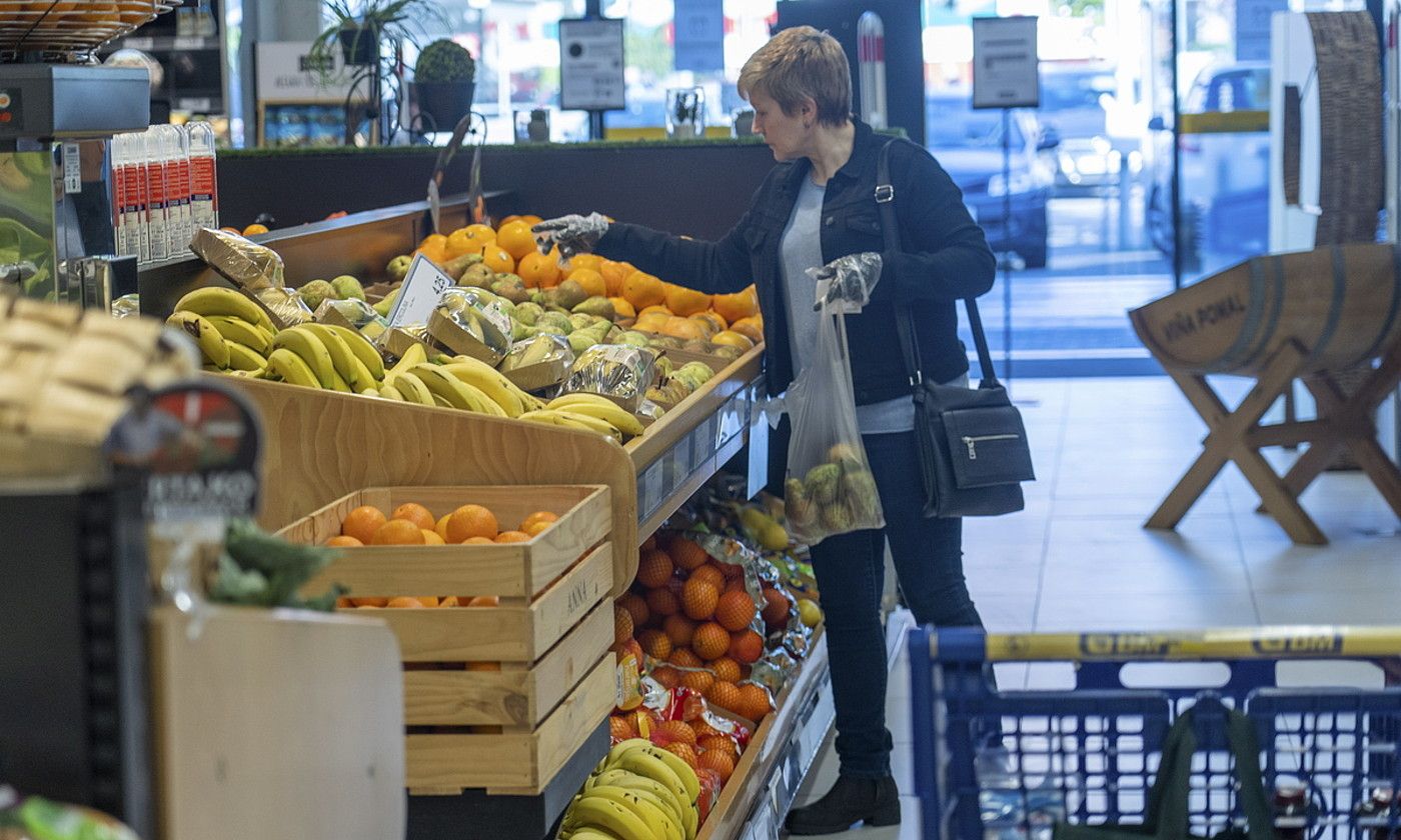 Emakume bat erosketak egiten, Arrasateko supermerkatu batean. ANDONI CANELLADA / FOKU.