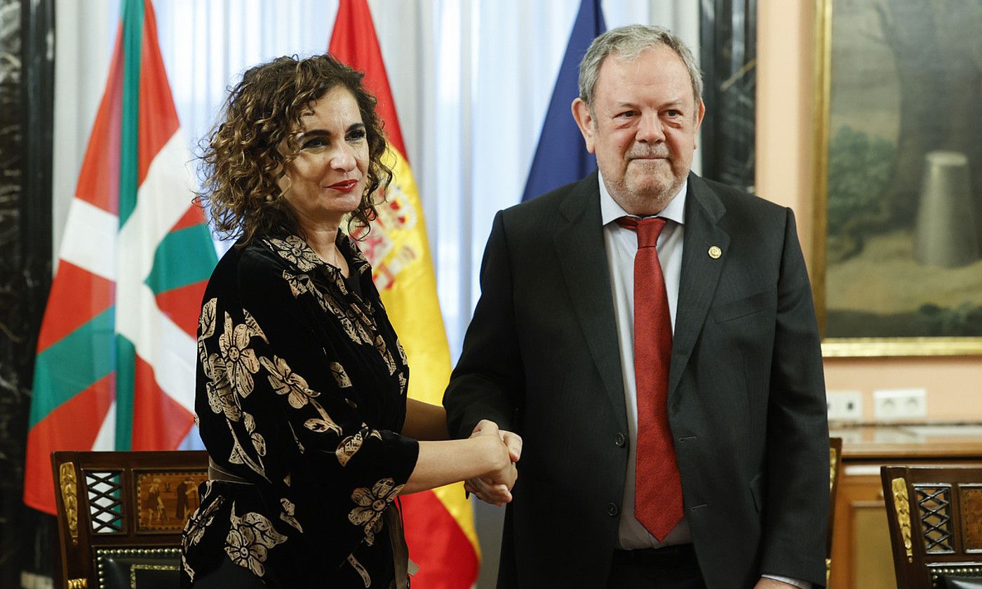 Maria Jesus Montero Espainiako Ogasun Ministroa eta Pedro Azpiazu Eusko Jaurlaritzako Ogasun sailburua. J. LIZON / EFE.