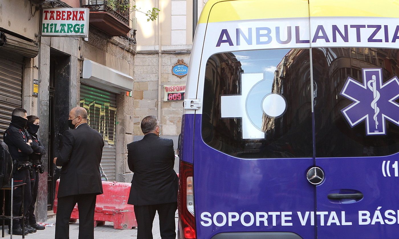 Poliziak eta larrialdi zerbitzuak, Bilboko Hilargi tabernaren aurrean. OSKAR MATXIN EDESA / FOKU.