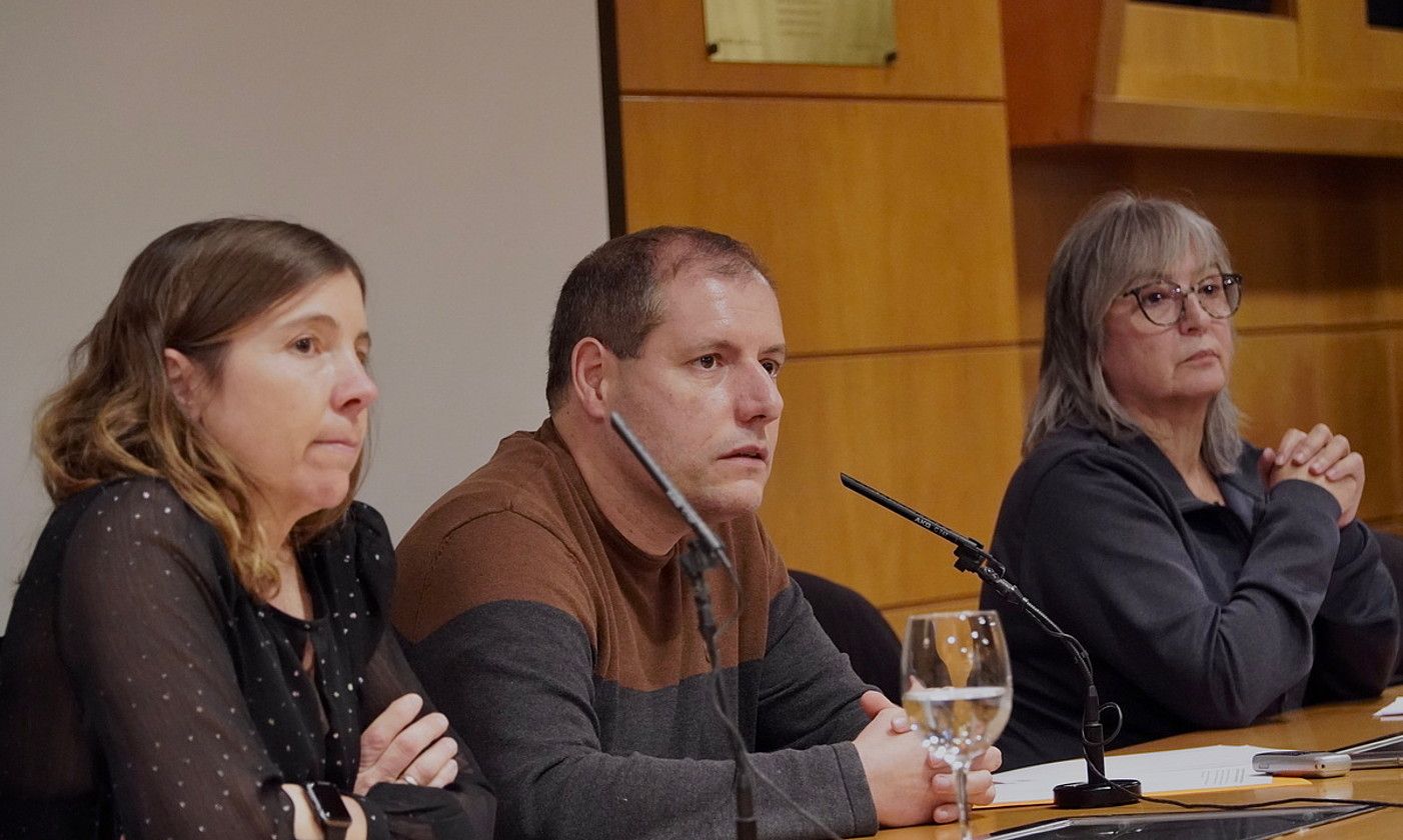 Cristina Calvo, Felix Zubia eta Manuela Perez medikuak, atzo. ANDONI CANELLADA.