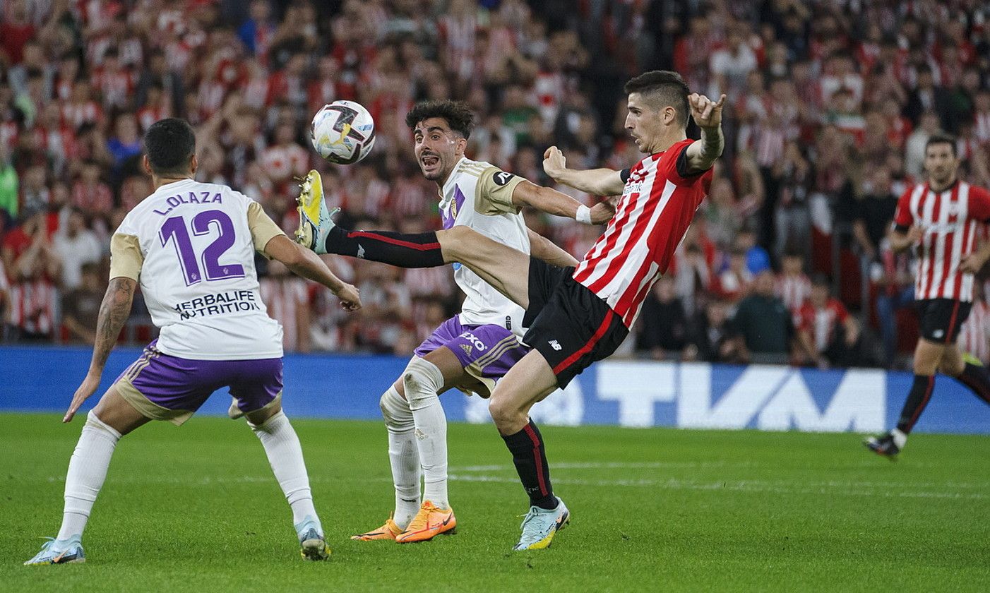 Oihan Sancet Athleticeko jokalaria, Valladolideko jokalariz inguratuta. ARITZ LOIOLA / FOKU. Oihan Sancet Athleticeko jokalaria, Valladolideko jokalariz inguratuta. ARITZ LOIOLA / FOKU.