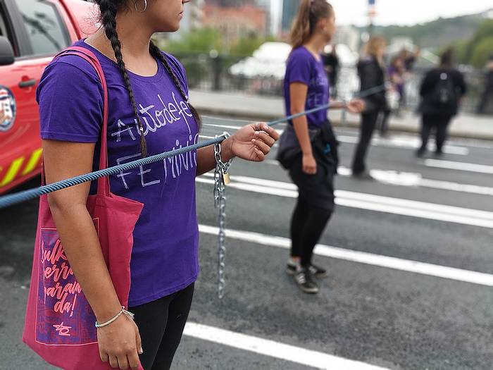 Bilboko Gazte Sare Feministaren sexu erasoen aurkako protesta bat, pasa den astean Bilboko udaletxeko zubian. ERNAI