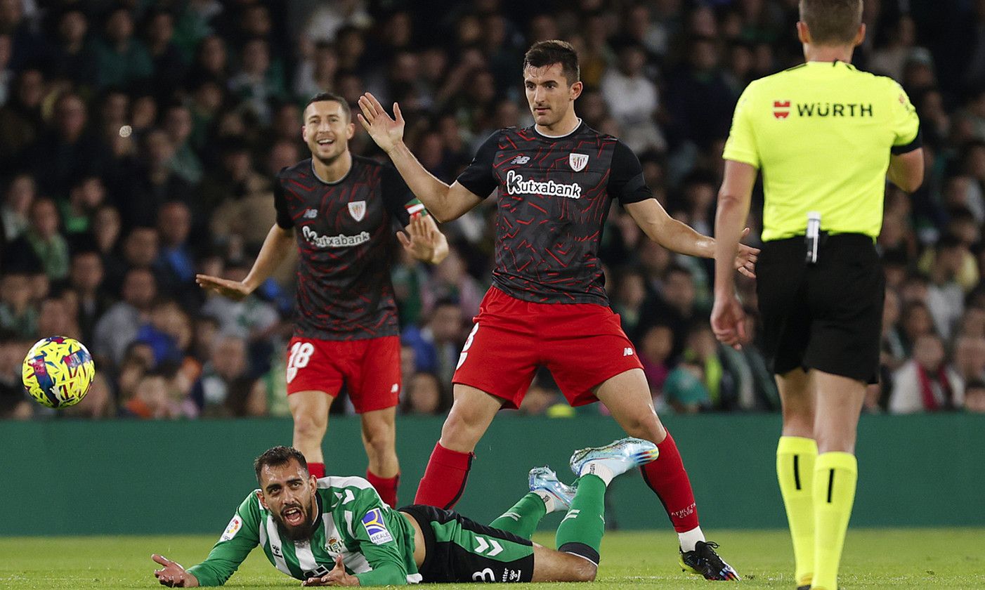 Daniel Vivian, Borja Iglesias Betiseko aurrelariarekin lehian. JULIO MUÑOZ / EFE.