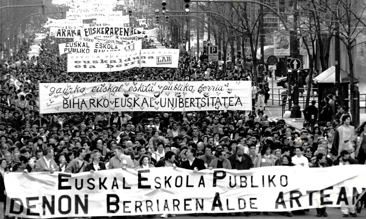 2. Ikasleak. IAren manifestazioa, Gasteizen, 1993an Hezkuntza Legea onartu zuten egunean. OLALDE / EUSKALDUNON EGUNKARIA.