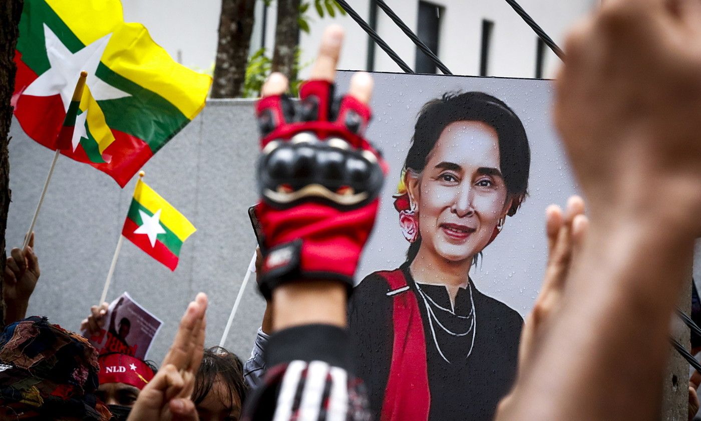 Aung Saan Suu Kyiren aldeko protesta, Bangkoken, uztailean. DIEGO AZUBEL / EFE.