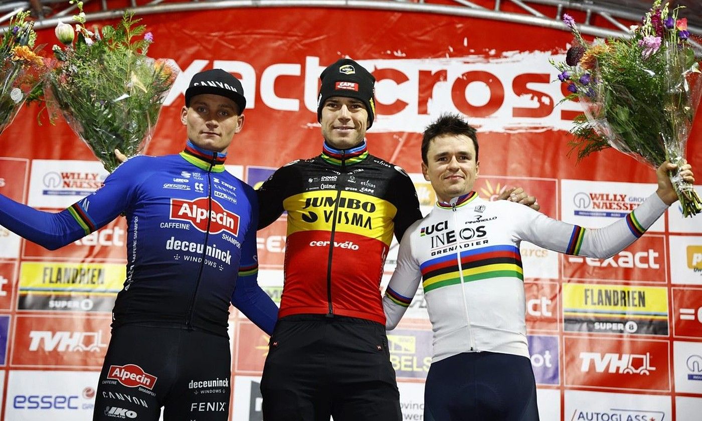 Mathieu van der Poel, Wout van Aert eta Tom Pidcock, urtarrilaren 30ean, Loenhouteko lasterketako podiumean. BERRIA.