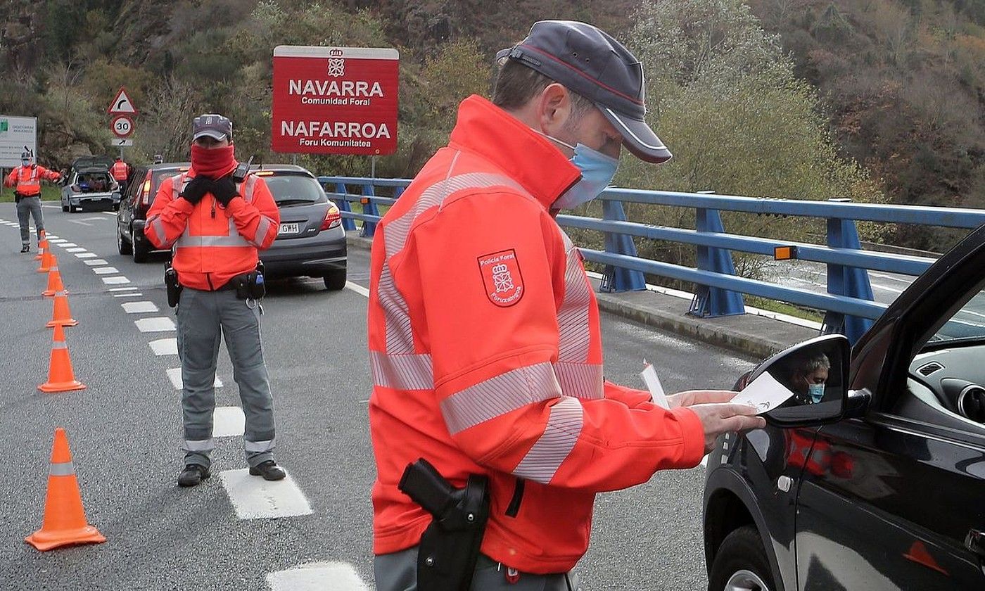 Foruzainen errepideko kontrol bat N-121ean, Endarlatsako zubian, Gipuzkoa eta Nafarroa arteko mugan, iazko abenduaren 4an. GORKA ESTRADA /EFE.