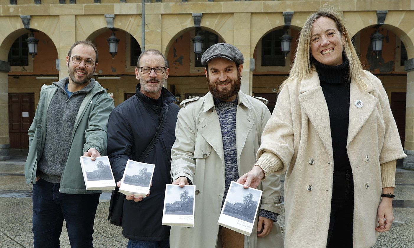 Lander Majuelo, Manu Lopez Gaseni, Joannes Jauregi eta Aitziber Atorrasagasti, Donostian, Winesburg, Ohio lanaren aurkezpen egunean. MAIALEN ANDRES / FOKU.