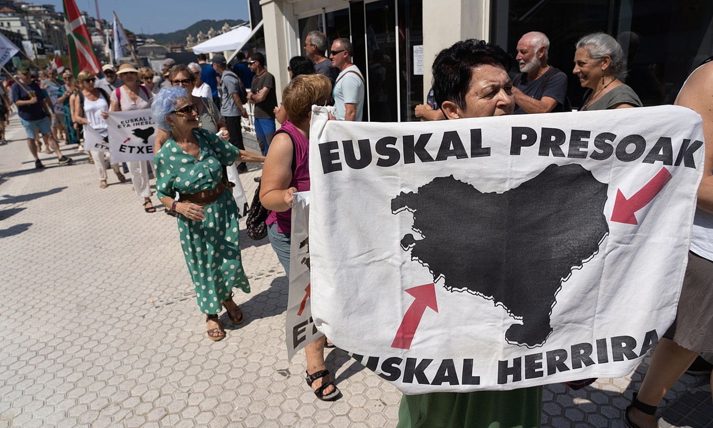Etxerat-ek egindako mobilizazio bat, Donostian. JAGOBA MANTEROLA / FOKU. Etxerat-ek egindako mobilizazio bat, Donostian. JAGOBA MANTEROLA / FOKU.