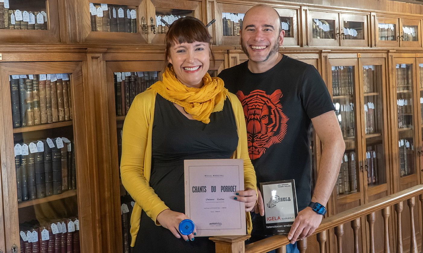 Irati Jimenez eta Mikel Soto idazle eta Deabruaren Eskolako kideak, atzo, Donostian. ANDONI CANELLADA / FOKU.