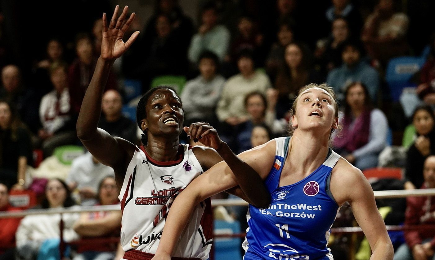 Gernikako Sofia Silva eta Gorzowko Alanna Smith atzo, errebotea hartzeko lehia bizian. MARISOL RAMIREZ / FOKU. Gernikako Sofia Silva eta Gorzowko Alanna Smith atzo, errebotea hartzeko lehia bizian. MARISOL RAMIREZ / FOKU.