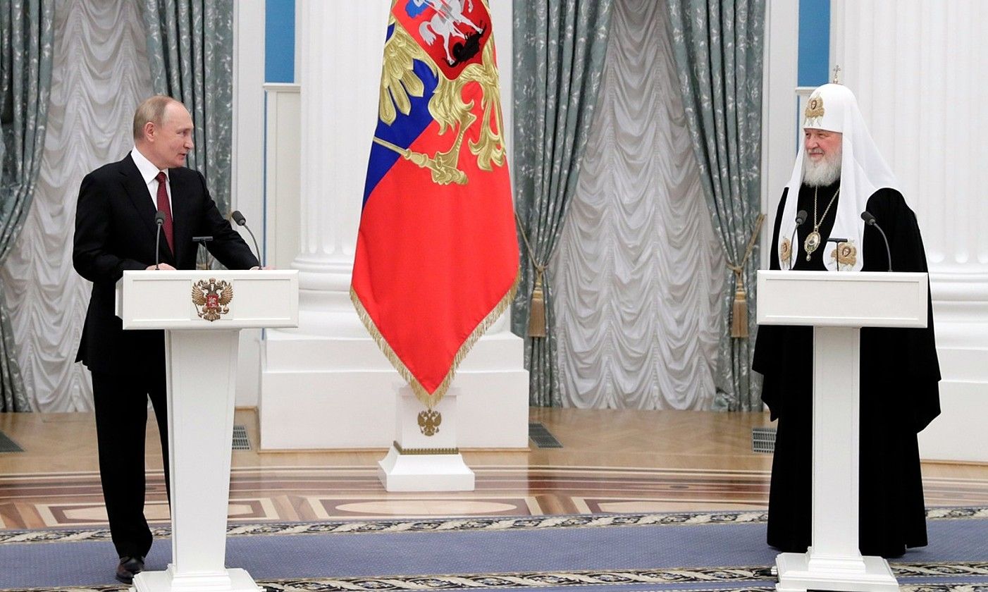 Vladimir Putin Errusiako presidentea —ezkerrean—, eta Errusiako Eliza ortodoxoko buru Kiril, elkarrekin, Kremlinen, 2021eko azaroan. MIKHAIL METZEL/ EFE. Vladimir Putin Errusiako presidentea —ezkerrean—, eta Errusiako Eliza ortodoxoko buru Kiril, elkarrekin, Kremlinen, 2021eko azaroan. MIKHAIL METZEL/ EFE.