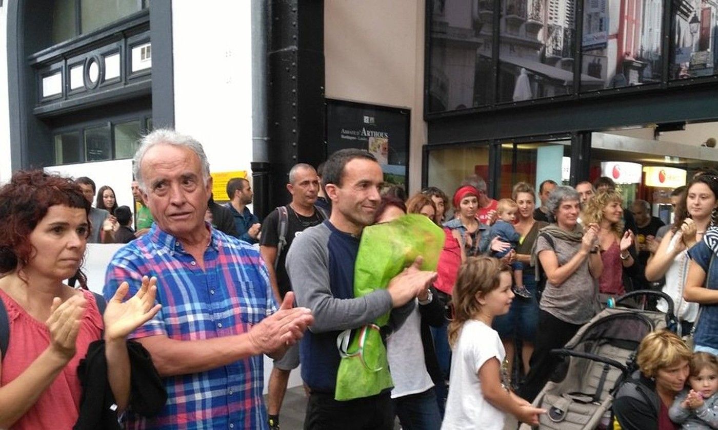 Mikel Irastorza, Baionan, 2017ko abuztuan kontrol judizialpean aske gelditu zenean. BERRIA. Mikel Irastorza, Baionan, 2017ko abuztuan kontrol judizialpean aske gelditu zenean. BERRIA.