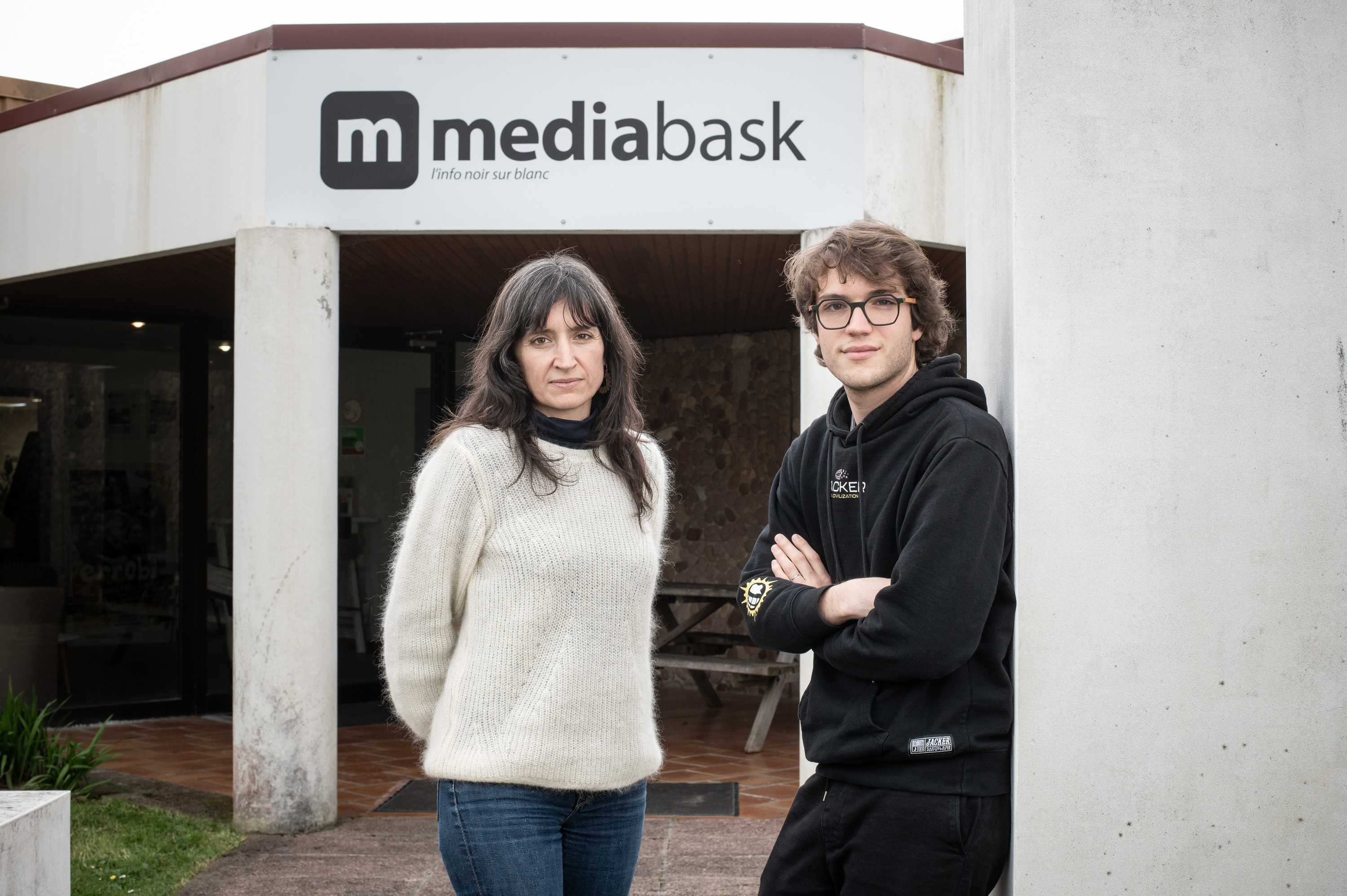 (ID_14790500) Goizeder Taberna eta Tidjan Peron Mediabasken erredakzioan, martxoaren 20an, Urruñan. PATXI BELTZAIZ