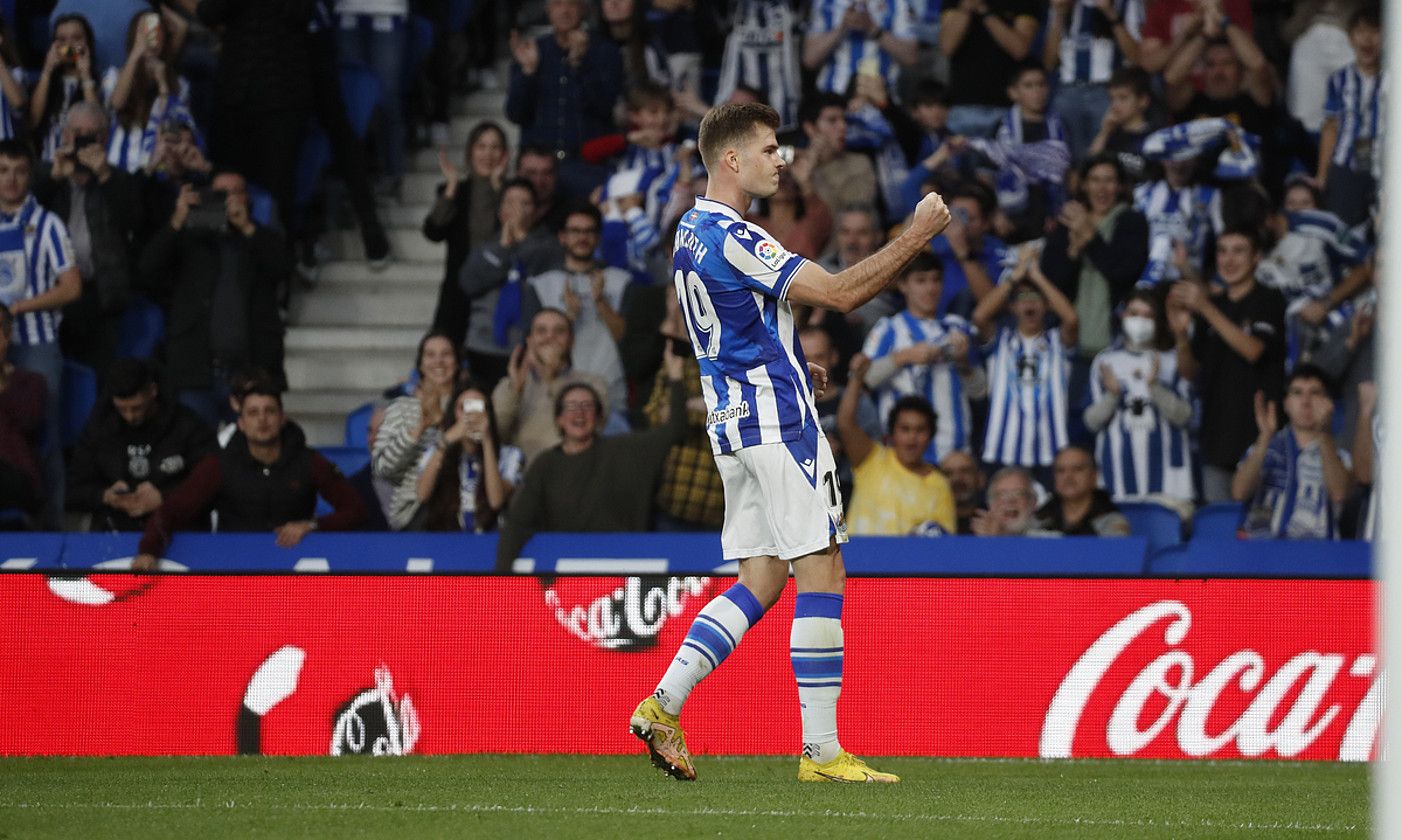 Alexander Sorloth Anoetan, Osasunaren aurkako azken partidan sartutako gola ospatzen. JAVIER ETXEZARRETA / EFE. Alexander Sorloth Anoetan, Osasunaren aurkako azken partidan sartutako gola ospatzen. JAVIER ETXEZARRETA / EFE.