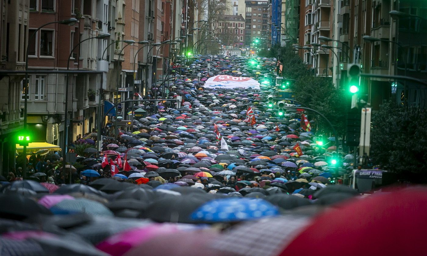 Jendetzak bete zuen Bilboko Autonomia kale osoa, goitik behera. JAIZKI FONTANEDA / FOKU.