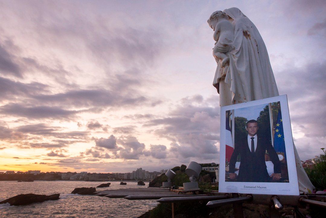 Astearte iluntze honetan agertu da Macronen argazkietako bat, Miarritzen. BIZI