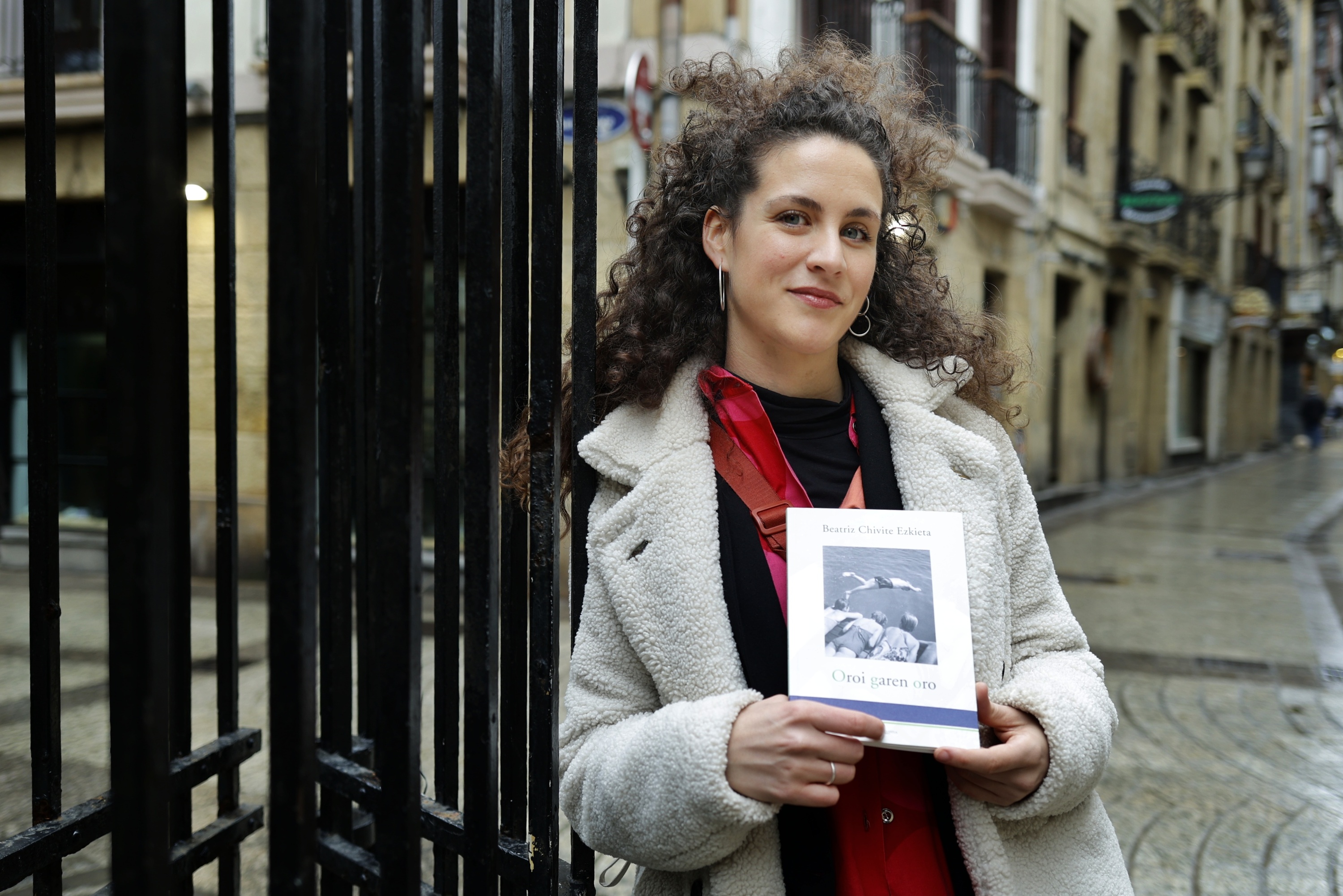 Beatriz Txibite poeta, liburu berria eskuetan duela, Donostian. MAIALEN ANDRES / FOKU