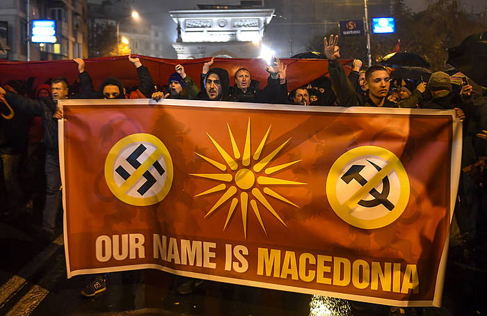Mazedoniaren izena aldatzeko egin zen akordioaren aurkako manifestariak, Skopjen, iazko azaroan. GEORGI LICOVSKI, EFE