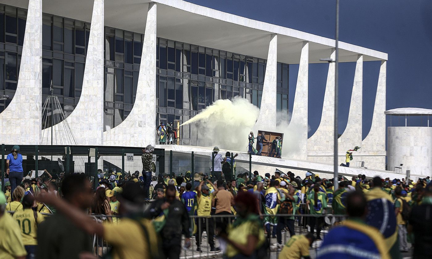 Brasilgo Polizia, Jair Bolsonaro herrialdeko presidente ohiaren jarraitzaileak gobernuaren egoitzatik kanporatzeko esku hartzen, Brasilian. MARCELO CAMARGO / EFE.