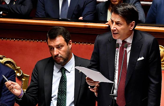 Salvini eta Conte, gobernu krisiaren inguruko eztabaidan, gaur, Italiako Senatuan. ETTORE FERRARI / EFE