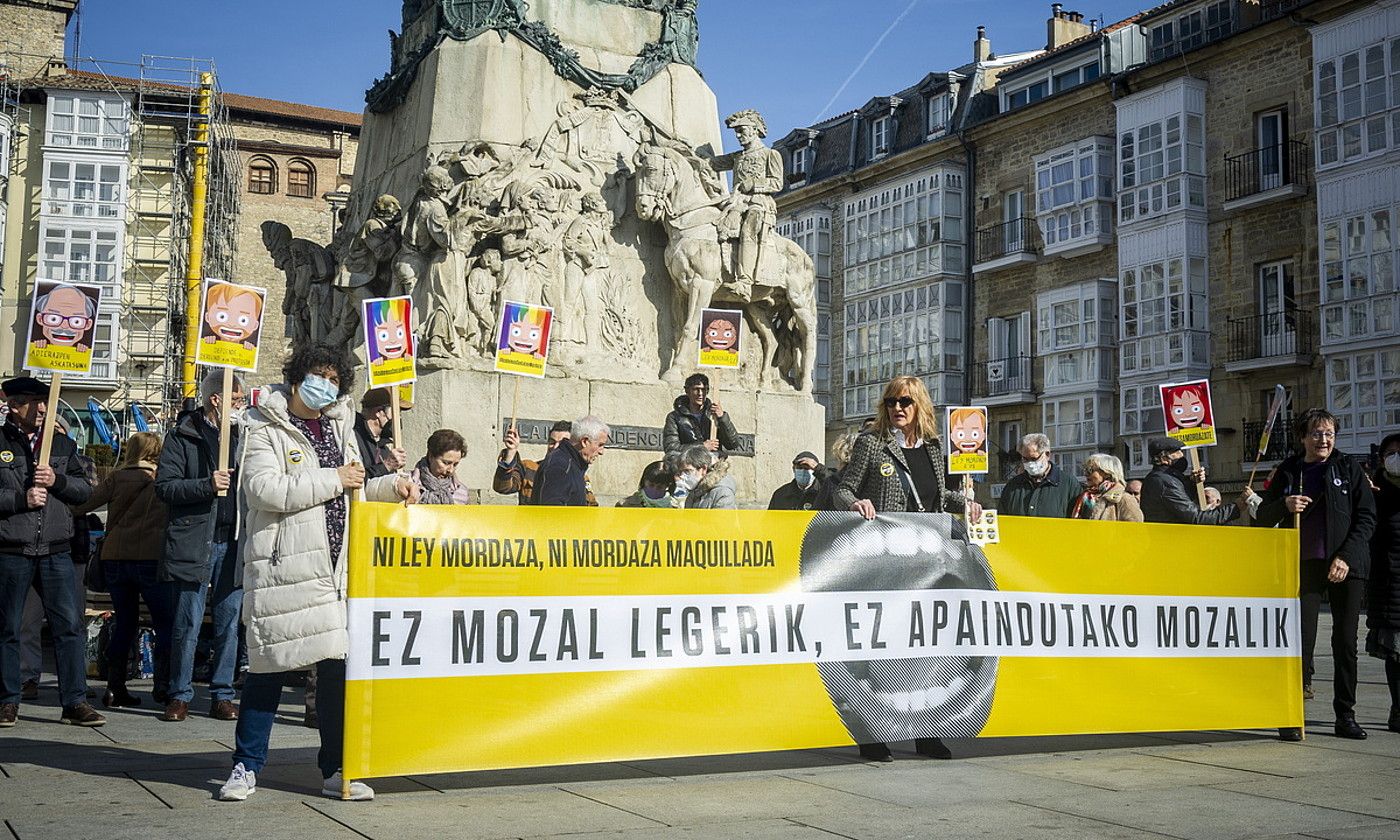 Mozal legearen aurkako protesta bat, Gasteizen. JAIZKI FONTANEDA / FOKU.