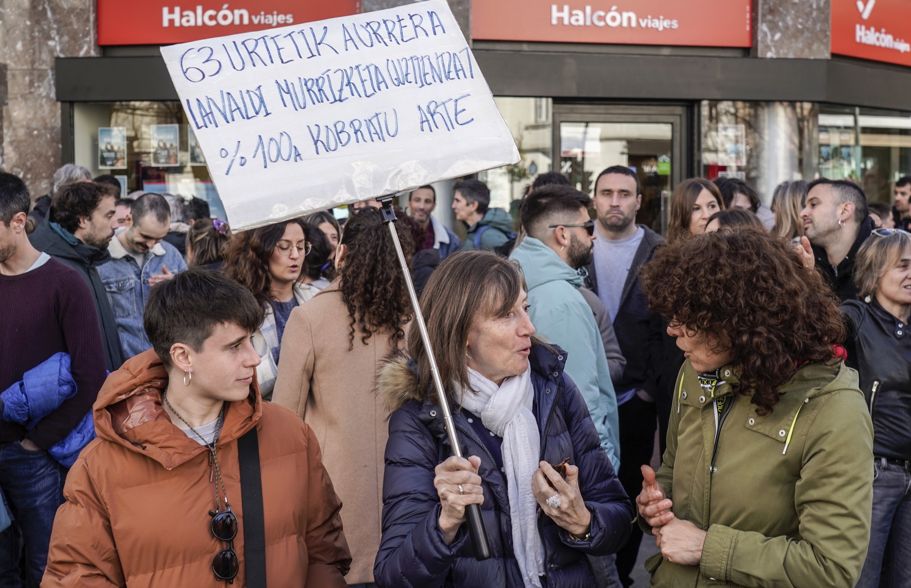 Otsailaren 25eko grebaren harira Bilbon egindako manifestazioan parte hartu zuten hiru irakasle. MARISOL RAMIREZ / FOKU