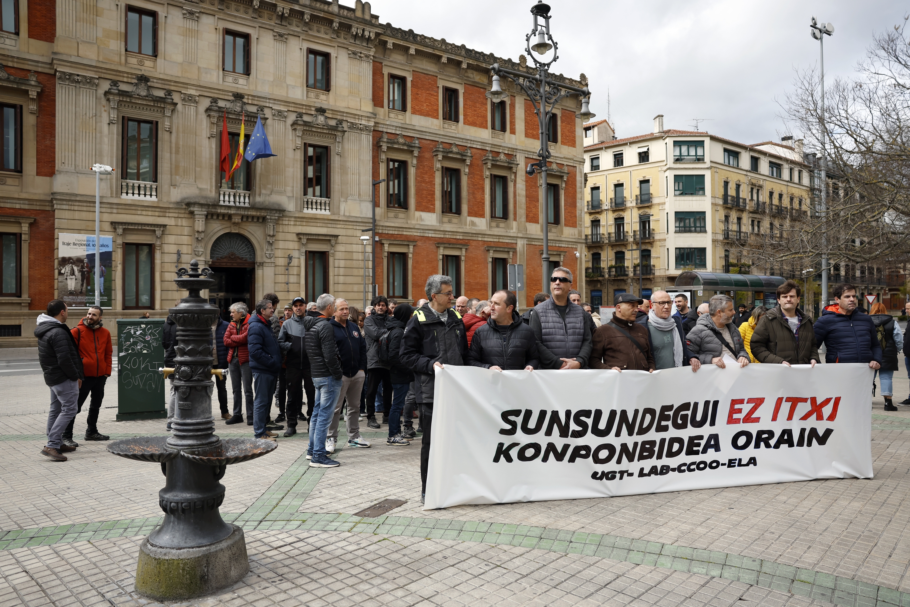 Langile batzordeak elkarretaratzea egin zuen iragan astean Nafarroako Parlamentuaren aurrean, konponbide eske. JESUS DIGES / EFE