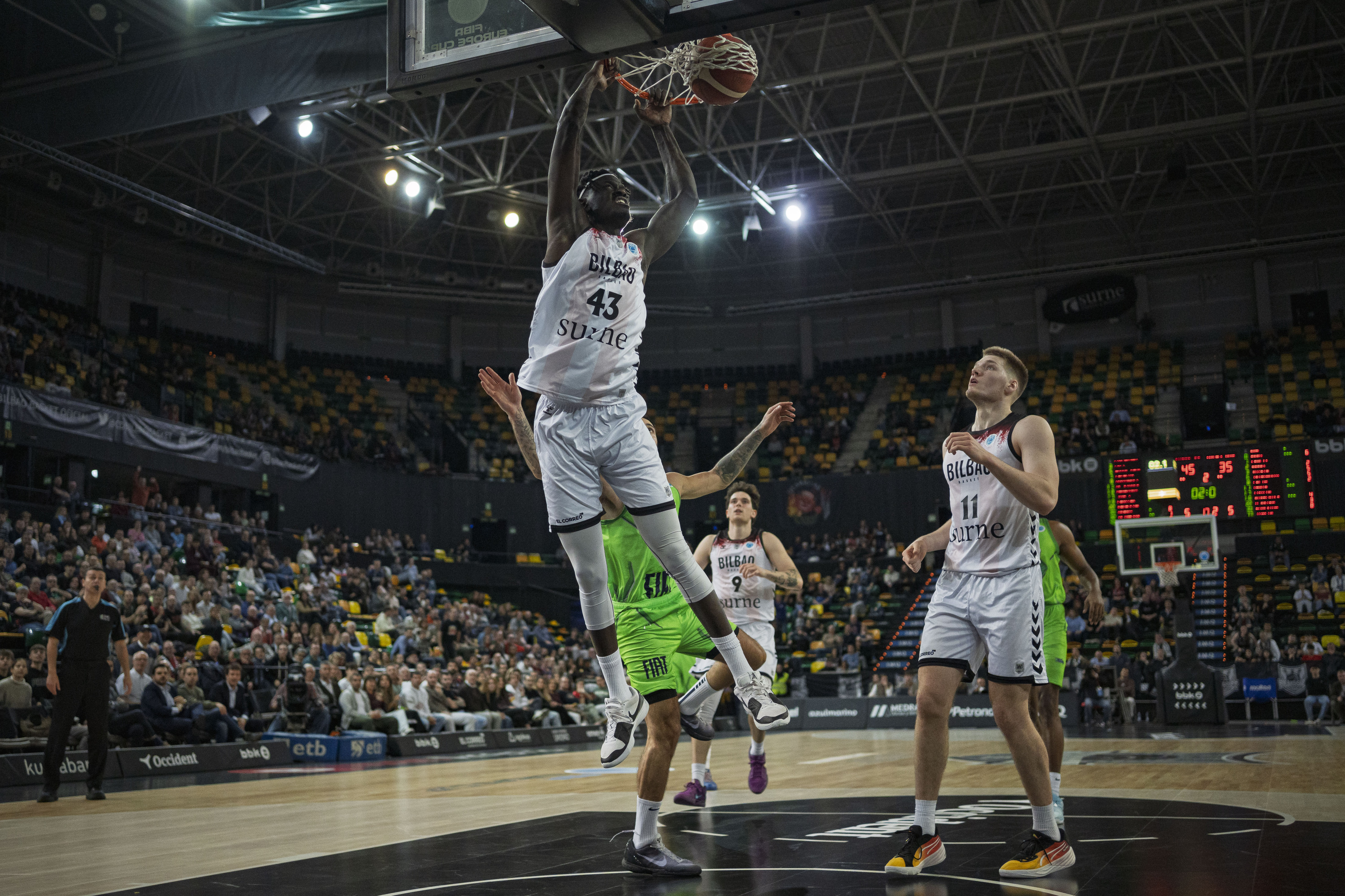 Amar Sylla Bilbo Basketeko jokalaria birrintze bat egiten, Tofasen aurkako partidan. ARITZ LOIOLA / FOKU