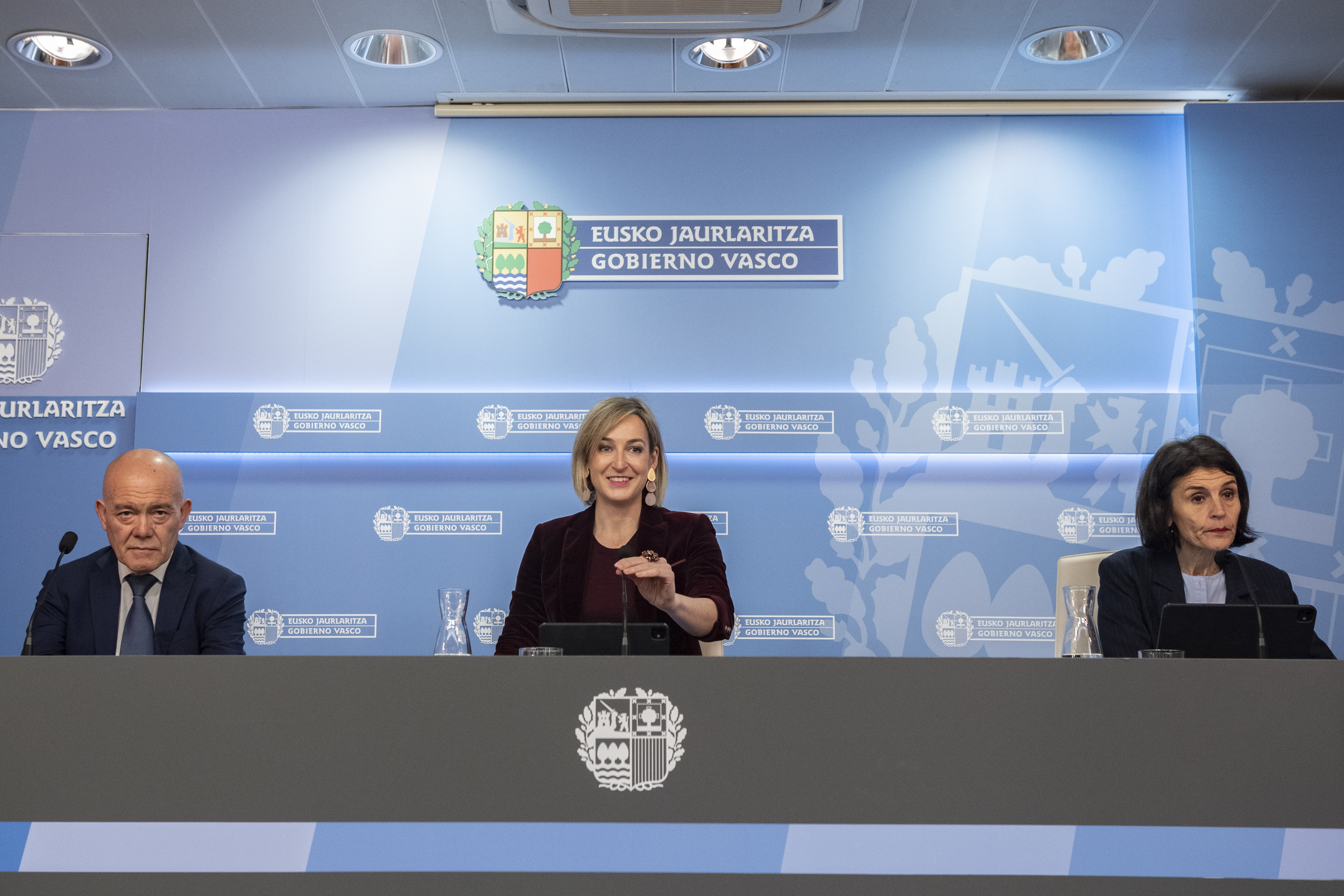 Jose Ignacio Perez Unibertsitate sailburua, Maria Ubarretxena Eusko Jaurlaritzako bozeramailea eta Nerea Melgosa Gazteria sailburua, gobernu bileraren osteko prentsa agerraldian, gaur. IREKIA