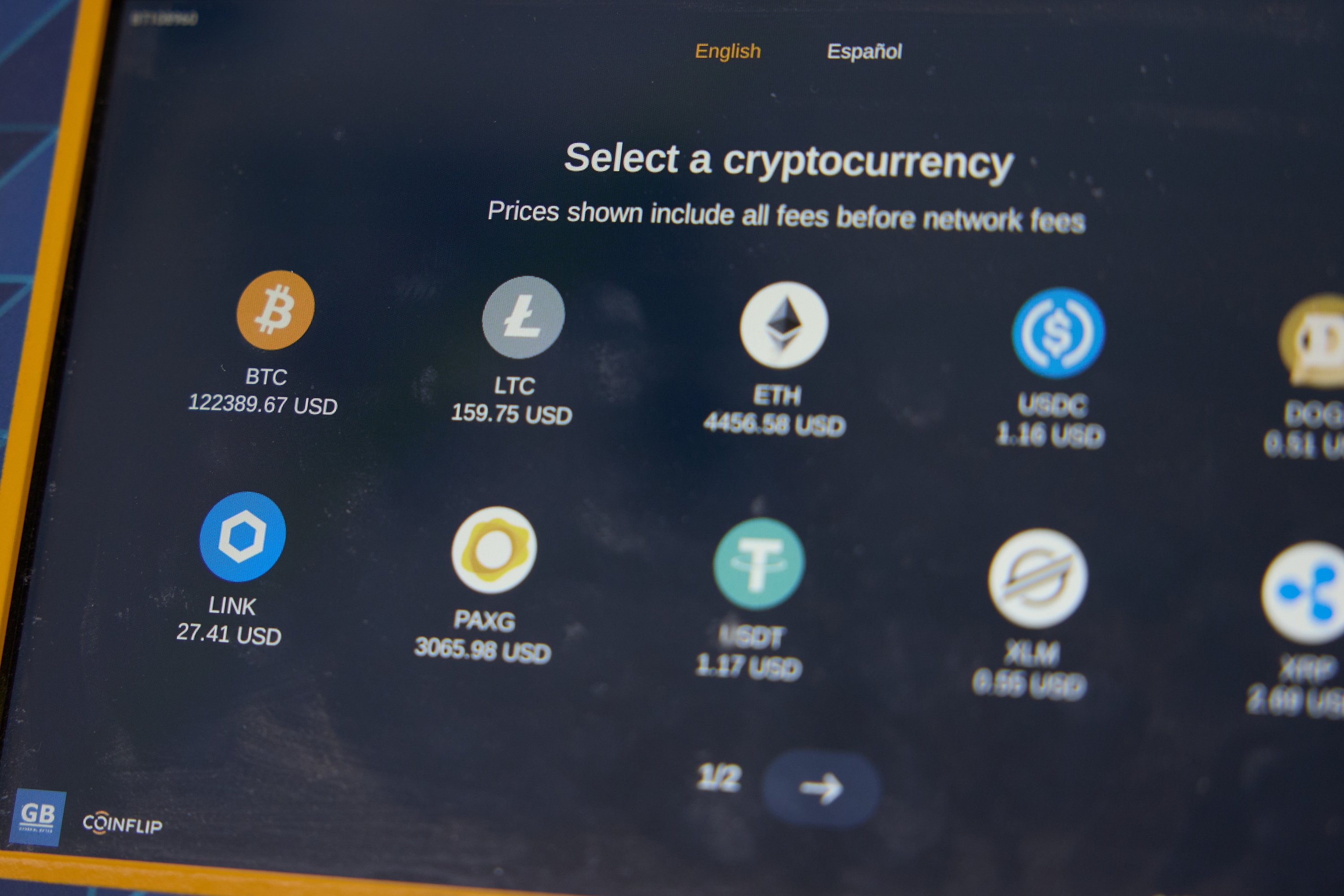 Kriptodiruak salgai Bitcoin ATM makina automatiko batean, tartean USDT eta USDC kriptodiru egonkorrak. ALLISON DINNER / EFE