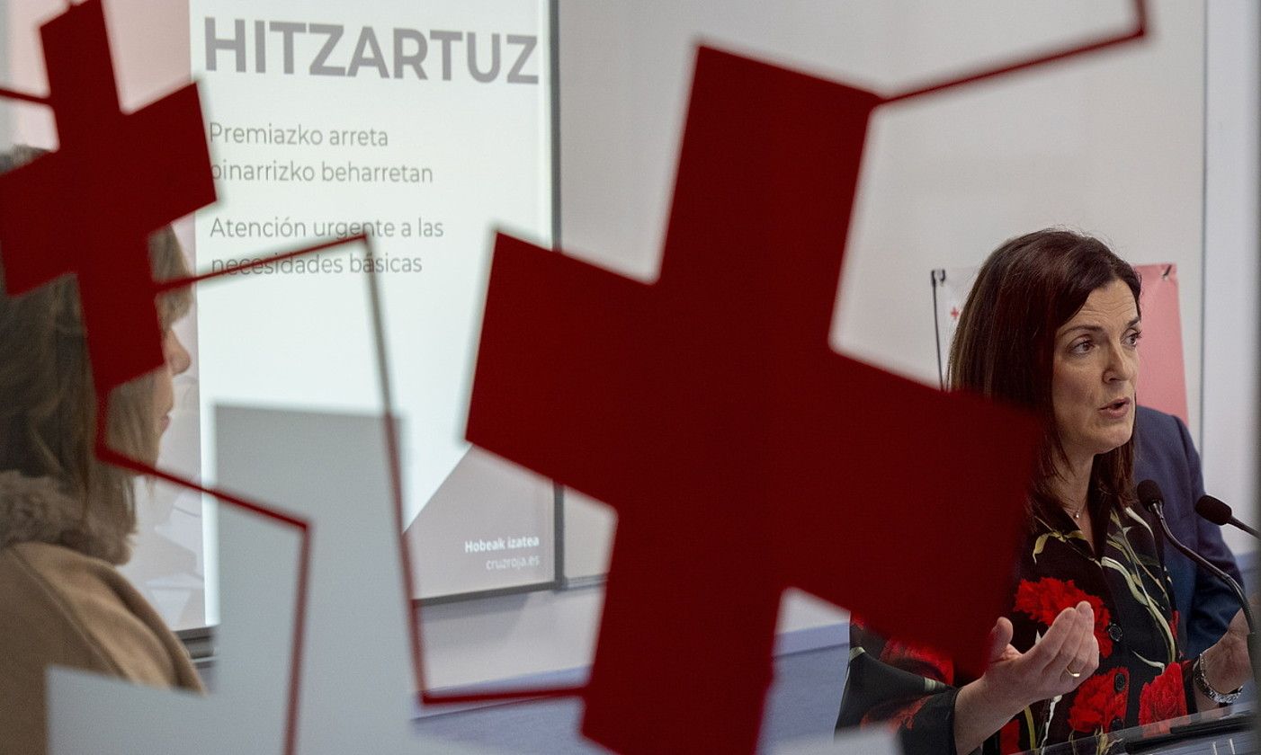 Beatriz Artolazabal Berdintasun, Justizia eta Gizarte Politiketako sailburua, atzo, Gurutze Gorriaren egoitzan. R. B. / FOKU. Beatriz Artolazabal Berdintasun, Justizia eta Gizarte Politiketako sailburua, atzo, Gurutze Gorriaren egoitzan. R. B. / FOKU.