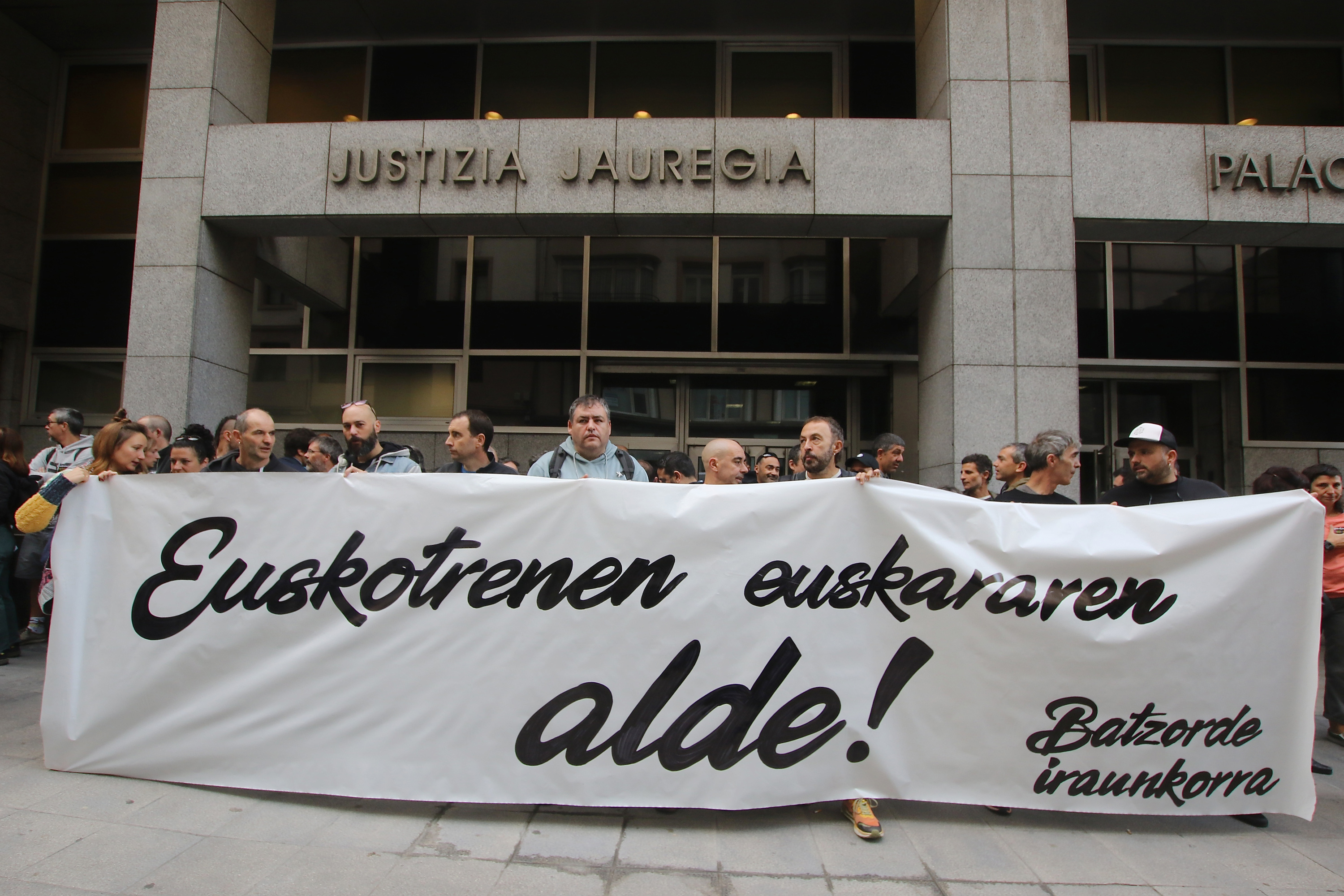 Euskotreneko langileak hizkuntza eskubideen aldeko elkarretaratze batean, artxiboko irudi batean. OSKAR MATXIN EDESA / FOKU